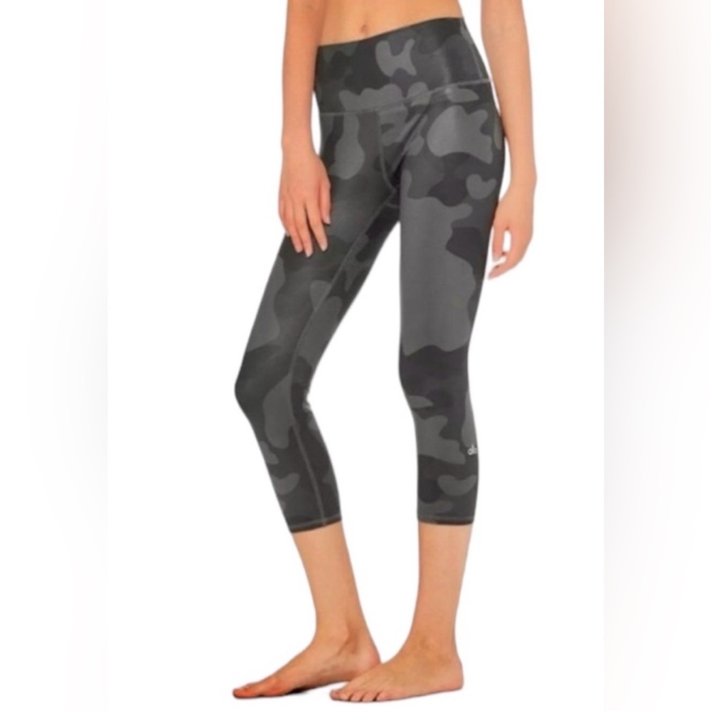 ALO Women’s Yoga Airbrush Cropped High Rise Camo 
Leggings, Black/Gray, Size XS